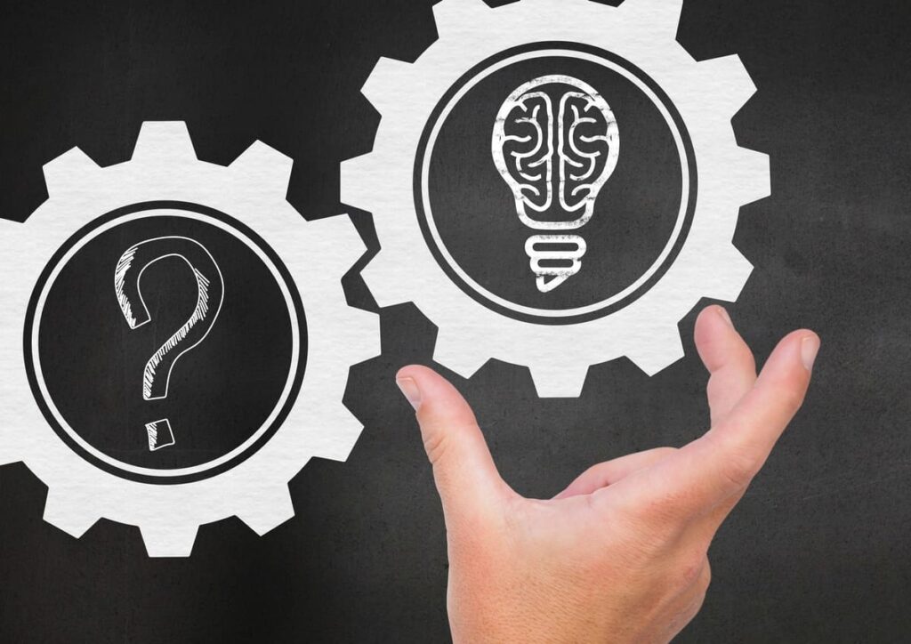 нарисованный вопрос и мозг в лампочке