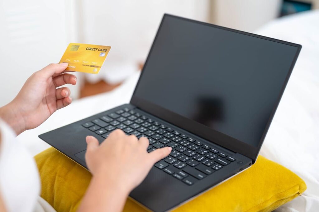 женщина разбирается как закрыть счёт в озон банке онлайн