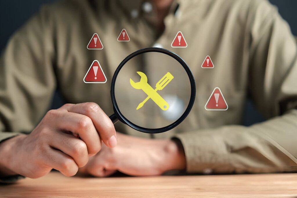 человек лупой выискивает решение проблемы