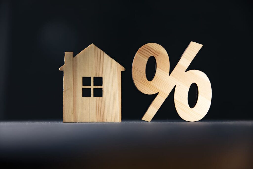 Дом с знаком %, показывает рост стоимости жилья в декабре 2025 года