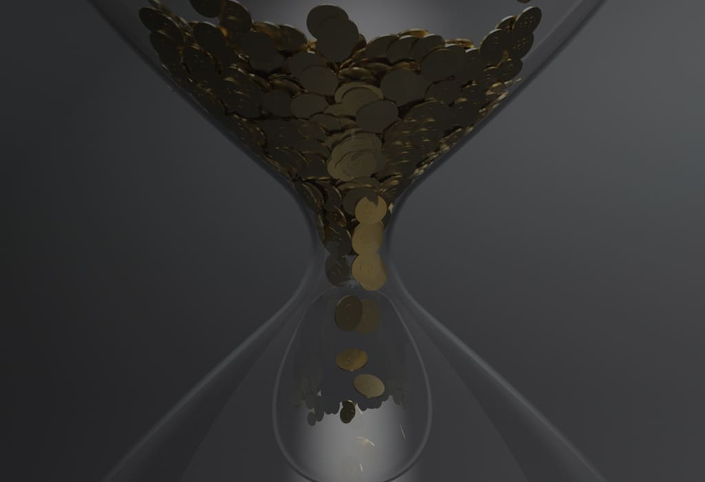 Песочные часы с монетами внутри – символ долгосрочных сбережений, надежности и накопления капитала по программе ПСБ