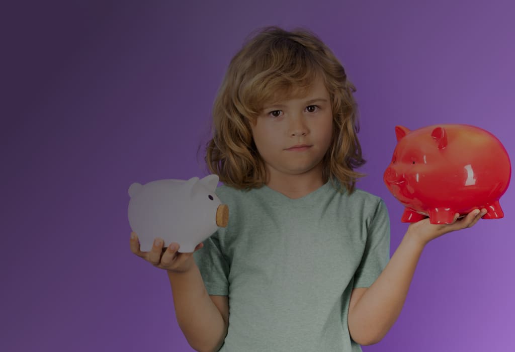 ребенок держит свинки-копилки