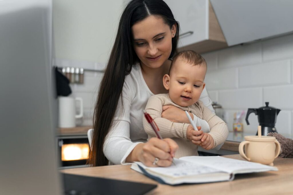 счастливая мама рассчитывает пособия за ребенка