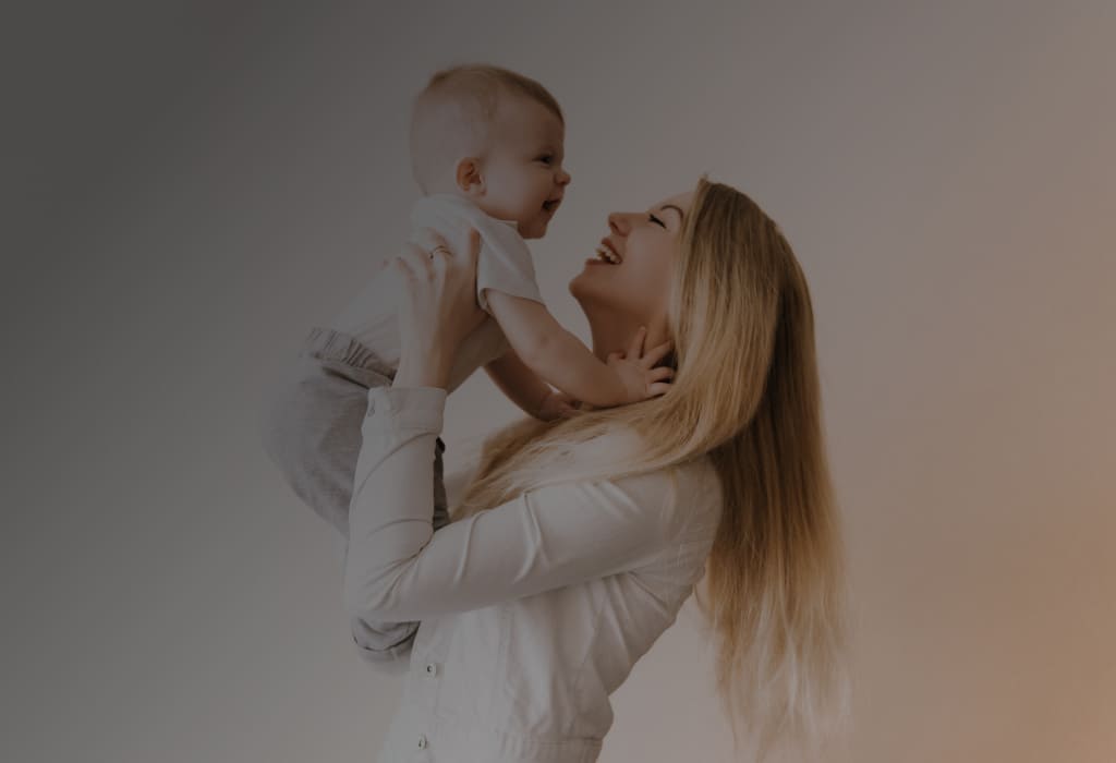 счастливая мама с ребёнком в декрете