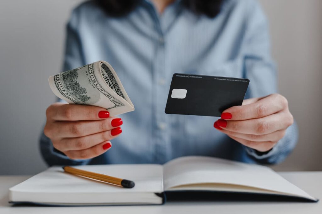 женщина думает, стоит ли брать кредит в 2025 году