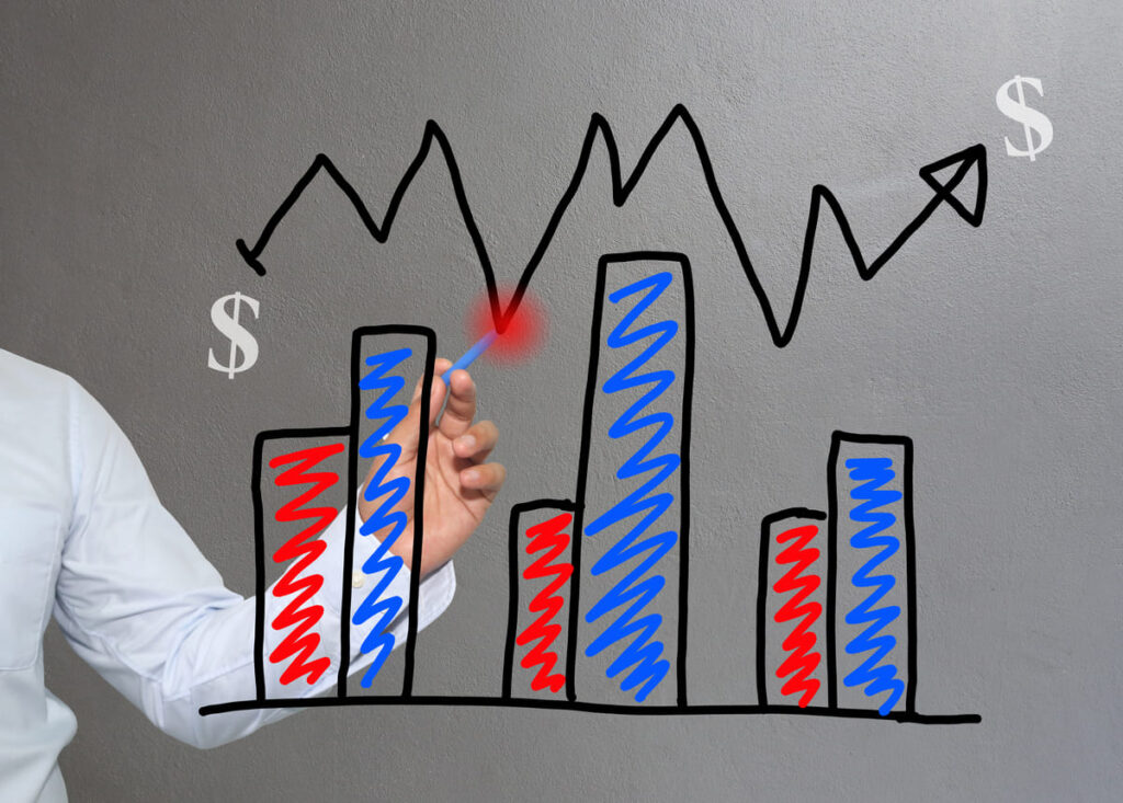 человек рисует диаграмму роста цен