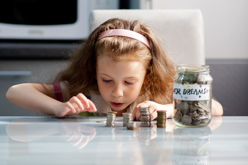 девочка откладывает монетки на мечту