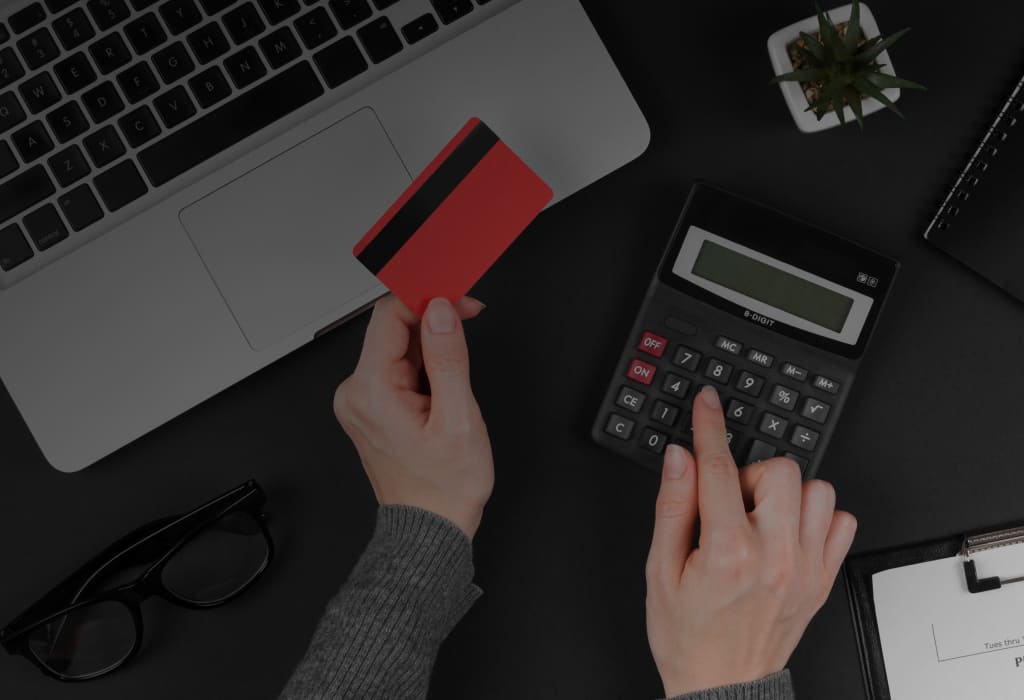 Элементы распродажи в честь Киберпонедельника на темном фоне 