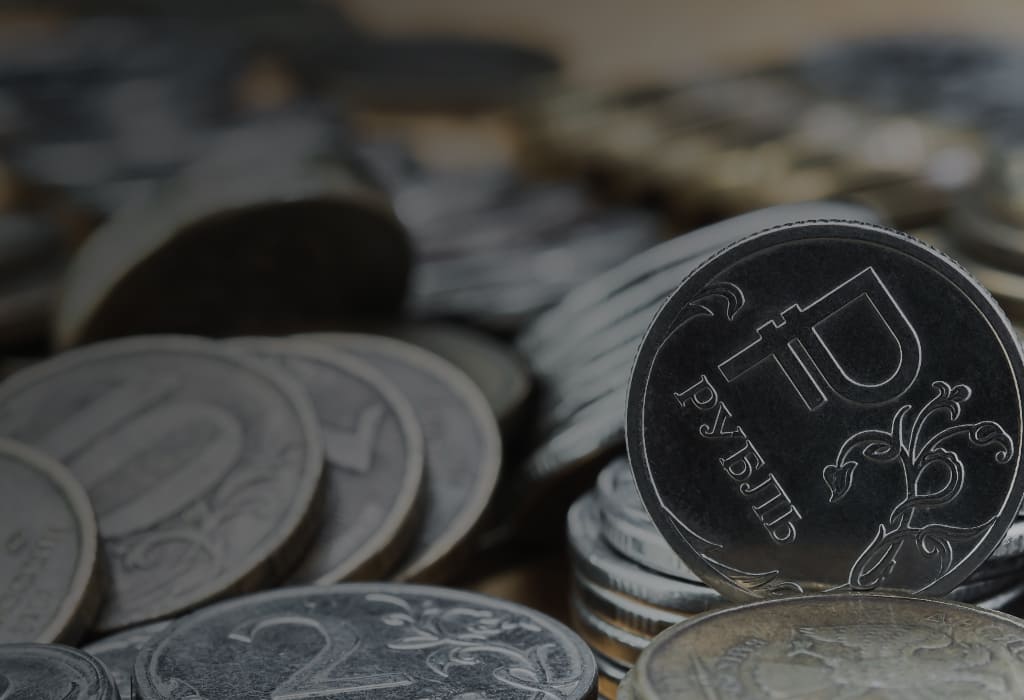 Фон размыт не в фокусе боке и пастеризация Монеты российского рубля на столе изменение курса рубля Идея для баннера экономических новостей