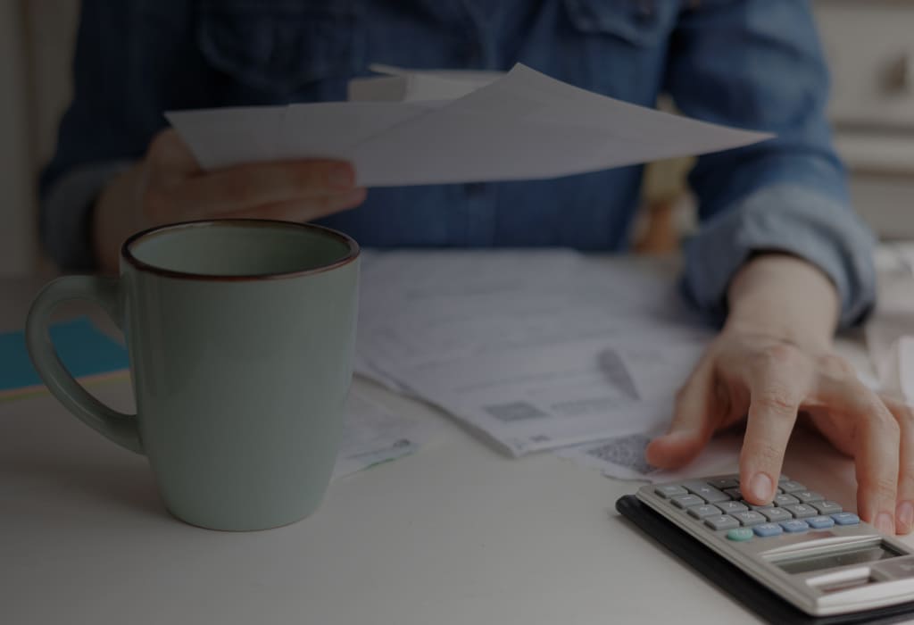 человек производит расчёты на калькуляторе